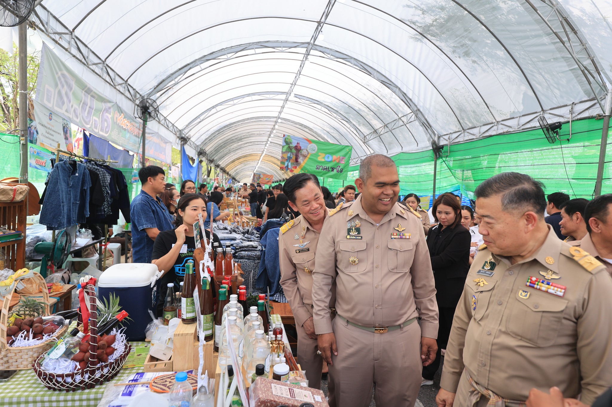 title - ปลัดกระทรวงเกษตรฯ และผู้บริหาร ส.ป.ก. เยี่ยมชมร้านค้า ในงานวันคล้ายวันสถาปนา ส.ป.ก. ครบรอบ 51 ปี